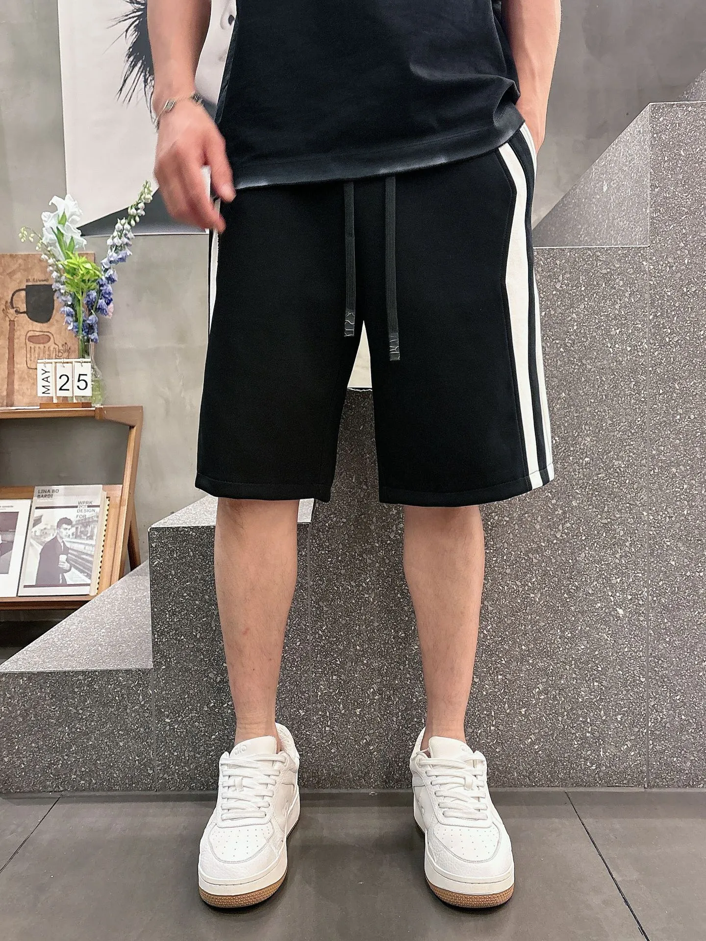 Balenciaga's three-standard complete 2026 summer New Arrival men's casual shorts, advanced custom-made Breathable fabric, Breathable fabric, extremely stretchy and comfortable, impeccable details, top-grade accessories, original logo design concept, delicate and soft feel! The upper body fit is awesome! Size: M-XXXL Please state your height and weight when ordering